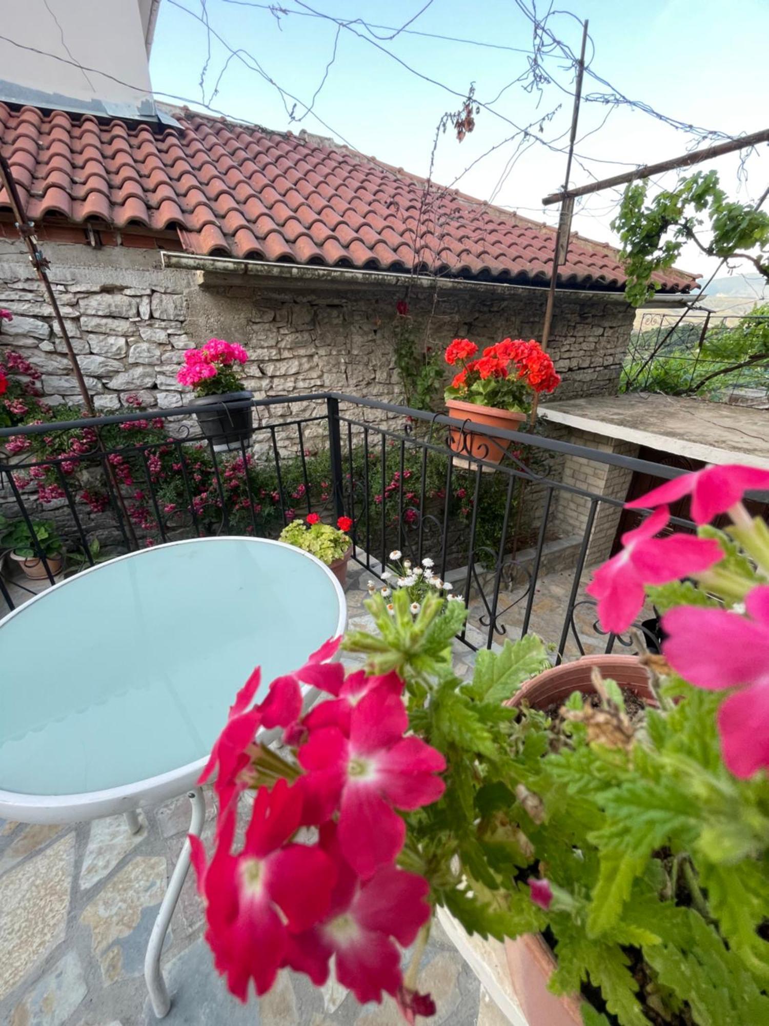 Luigi Guest House Гирокастра Экстерьер фото