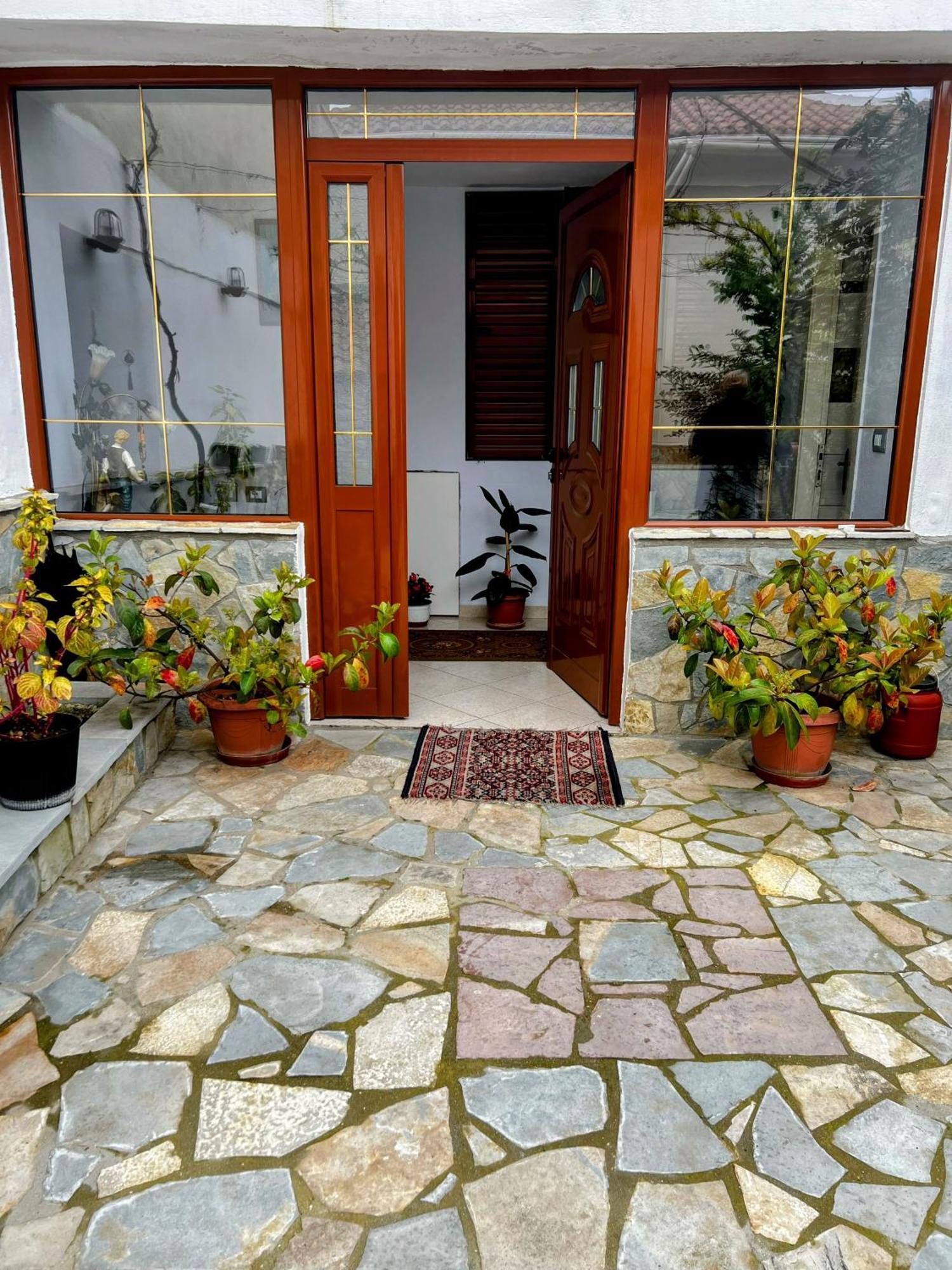 Luigi Guest House Гирокастра Экстерьер фото